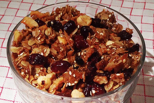 museli with maple syrup and dried cranberries